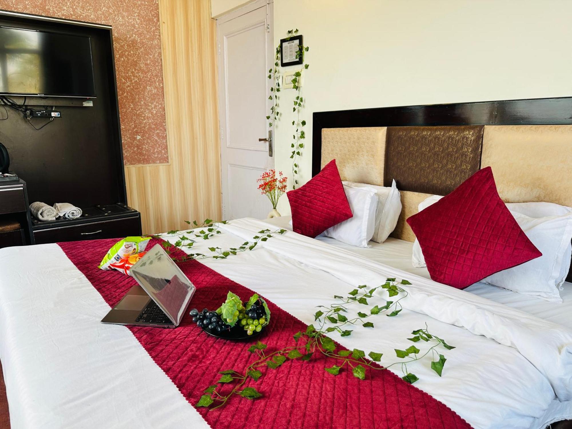 Hotel Mini Switzerland In Далхаузи Экстерьер фото
