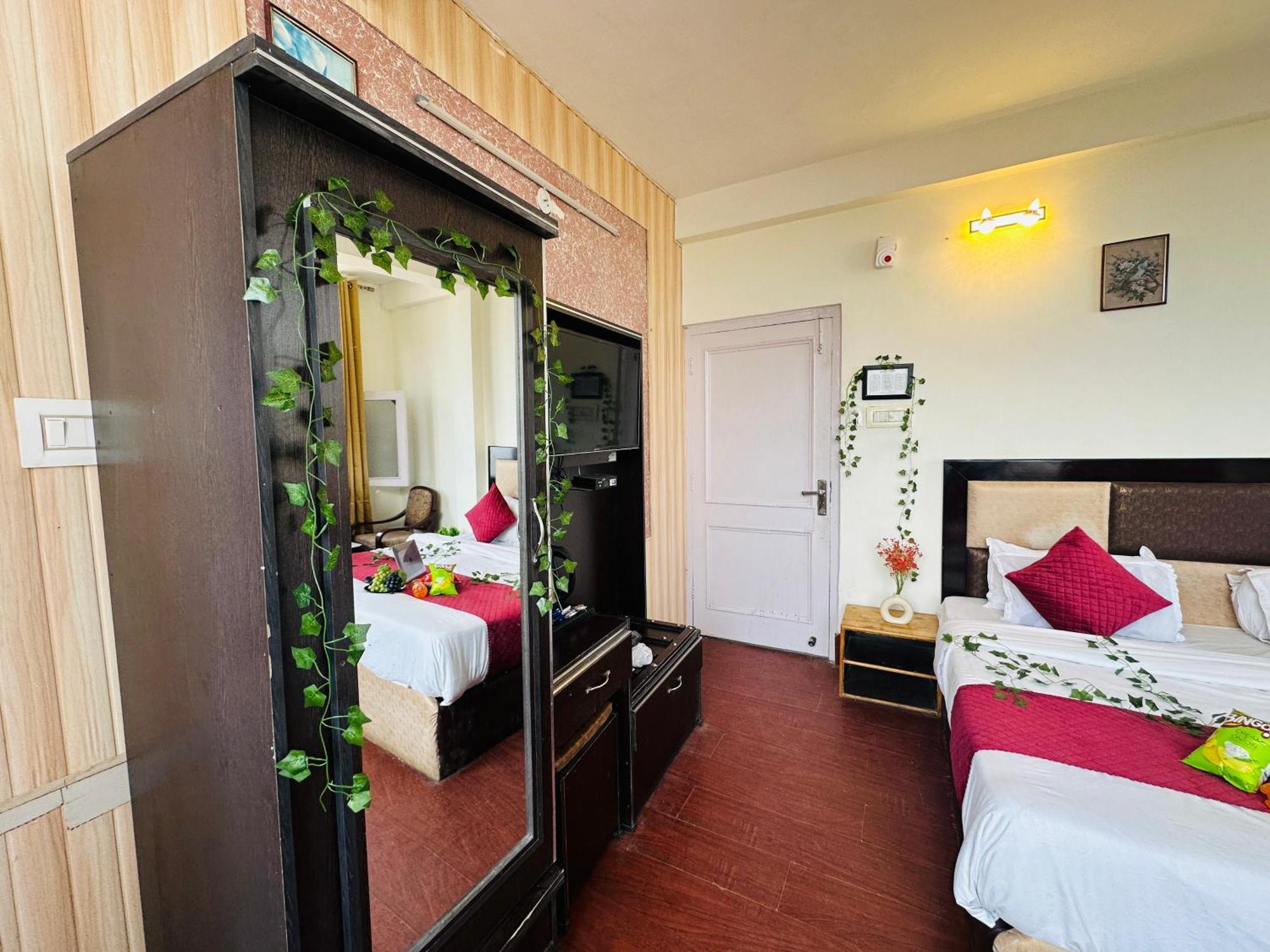 Hotel Mini Switzerland In Далхаузи Экстерьер фото
