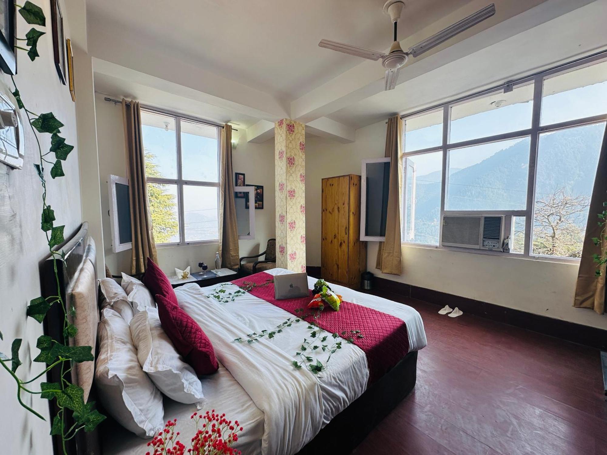 Hotel Mini Switzerland In Далхаузи Экстерьер фото